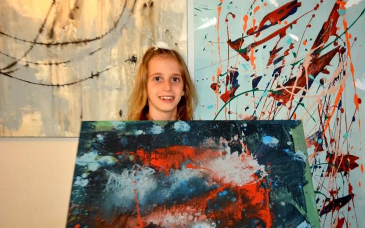 A artista plástica Sofia Cobucci, de 8 anos, começou a pintar as primeiras telas aos 4 anos, em Campinas (Foto: Patrícia Teixeira/G1)