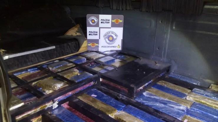 A droga estava escondida em um fundo valso de uma van que trafegava na Rodovia rodovia Assis Chateaubriand, em São José do Rio Preto (SP). (Foto: PRE/Divulgação)