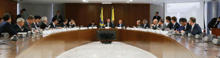 O presidente Jair Bolsonaro (centro) conduz a primeira reunião ministerial do novo governo — Foto: Marcos Corrêa / Presidência da República