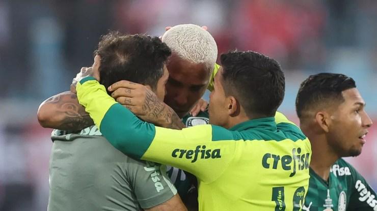 Abel Ferreira, Dudu e Deyverson após título da Libertadores — Foto: Cesar Greco / Ag. Palmeiras
