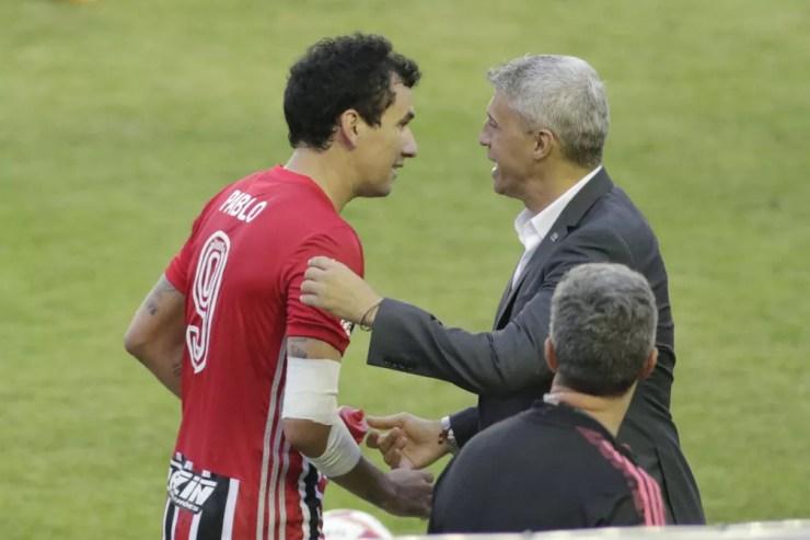Pablo comemora com Crespo o gol marcado pelo São Paulo — Foto: Denny Cesare/Estadão Conteúdo
