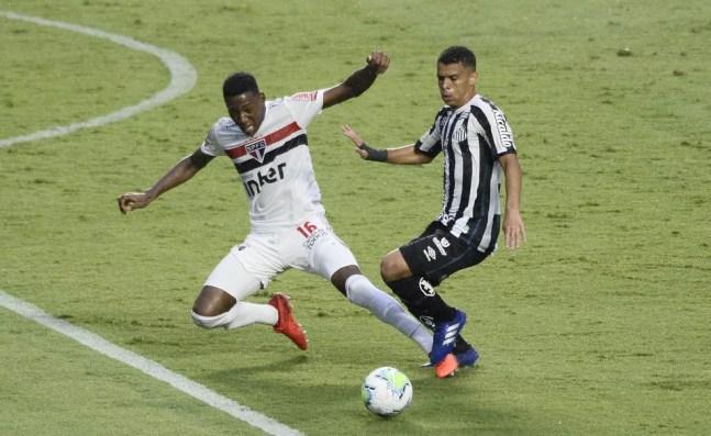 Hoje reserva, Léo saiu jogando contra o Santos — Foto: Marcos Ribolli