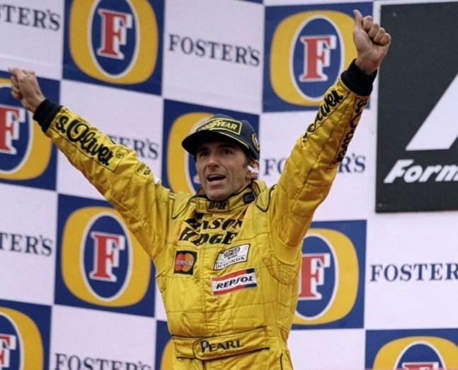 Damon Hill comemora vitória no pódio de Spa-Francorchamps, em 1998 — Foto: Getty Images