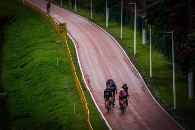 Ciclistas na ciclovia da marginal Pinheiros, nesta segunda-feira (11 de outubro de 2021).  — Foto:  ALOISIO MAURICIO/FOTOARENA/ESTADÃO CONTEÚDO