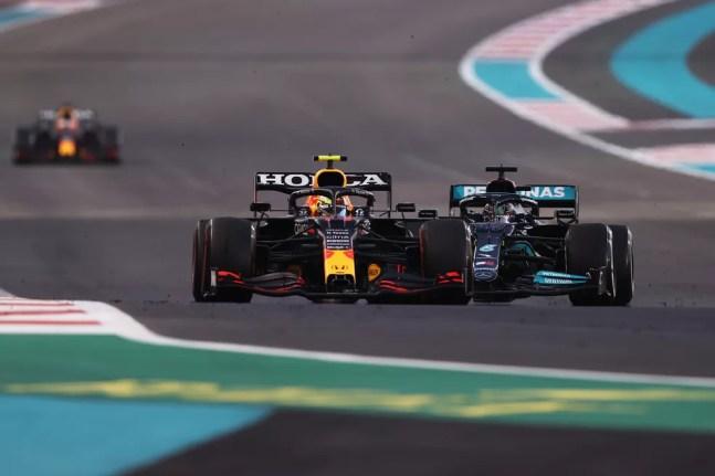 Sergio Perez defende posição de Hamilton e ajuda Verstappen a se aproximar — Foto: Getty Images