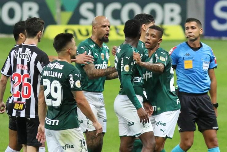 Patrick de Paula é expulso em Atlético-MG x Palmeiras — Foto: Fernando Moreno/AGIF