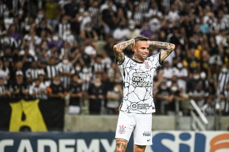 Luan lamenta chance perdida em jogo contra o Ceará — Foto: Kely Pereira/AGIF