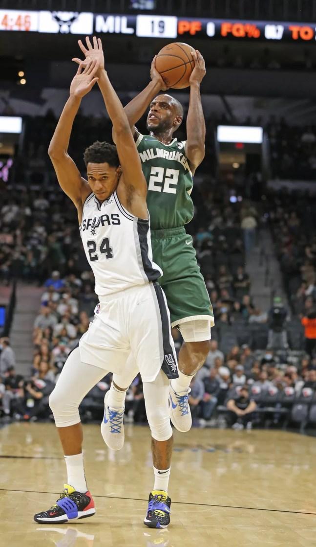 Khris Middleton foi o cestinha na vitória do Milwaukee Bucks sobre o San Antonio Spurs — Foto: Getty Images