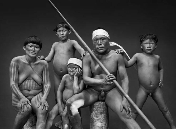 Família Korubo. Estado do Amazonas, Brasil — Foto: Sebastião Salgado