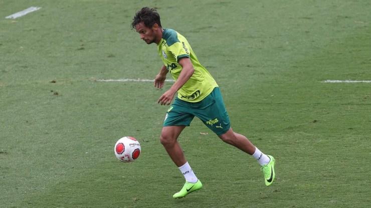 Gustavo Scarpa durante treino do Palmeiras na Academia  — Foto: Cesar Greco