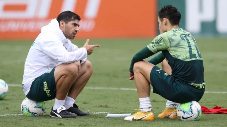 Conversa entre Abel Ferreira e Raphael Veiga, na Academia do Palmeiras — Foto: Cesar Greco / Ag. Palmeiras