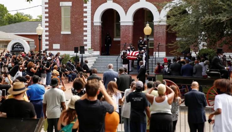 O caixão do congressista dos EUA John Lewis, morto em 17 de julho, é transportado para fora da Capela Brown no domingo (26) — Foto: Chris Aluka Berry/Reuters