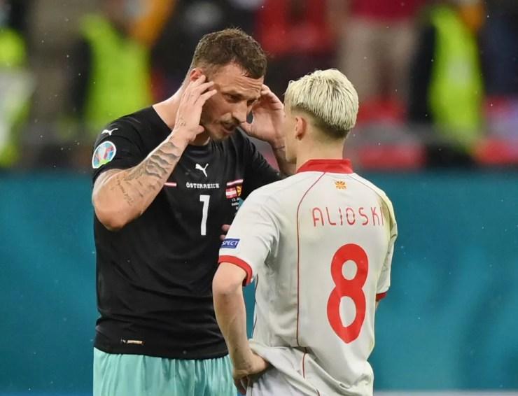 Arnautovic conversa com Alioski logo após Áustria x Macedônia e parece se explicar pelas provocações depois do seu gol — Foto: Justin Setterfield/Reuters