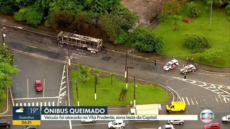 Criminosos ateiam fogo em ônibus na Vila Prudente, Zona Leste de SP — Foto: Reprodução TV Globo