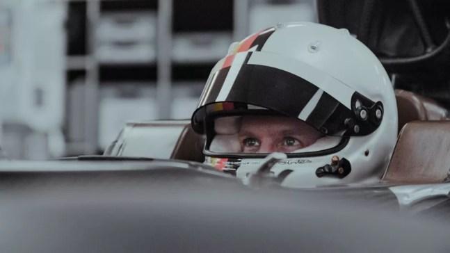 Sebastian Vettel no cockpit da Aston Martin na fábrica — Foto: Divulgação