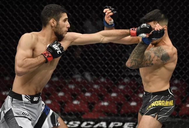 Fares Ziam golpeia Luigi Vendramini no UFC 263 — Foto: Getty Images