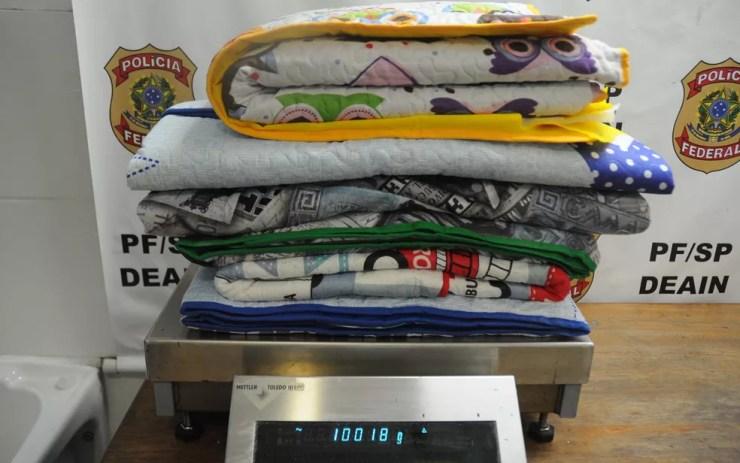 Passageira levava 10 kg de cocaína escondida em cobertores — Foto: Polícia Federal/Divulgação