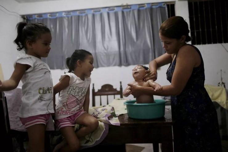 Gabriela Alves de Azevedo dá banho na filha com quatro meses Ana Sophia, que nasceu com microcefalia, na casa delas em Olinda, em março de 2016 — Foto: Ueslei Marcelino/Reuters