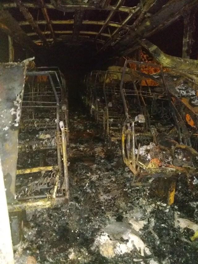 Interior de ônibus destruído depois de pegar fogo em Olímpia  (Foto: Arquivo pessoal)