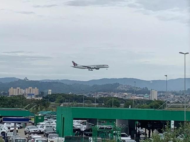 Avião com elenco do Palmeiras pousa em Guarulhos — Foto: Henrique Toth