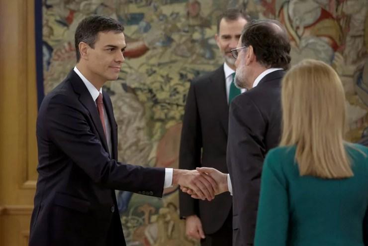 Pedro Sánchez recebe os cumprimentos de Mariano Rajoy (Foto: Emilio Naranjo/Pool via REUTERS)
