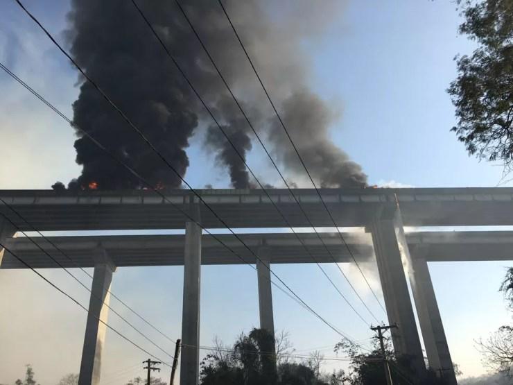 Incêndio em acidente na rodovia Caravlho Pinto (Foto: Anderson Prado/Vanguarda Repórter)