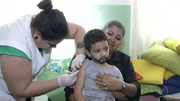 Mutirão de vacinação foi realizado em unidades de ensino de Andradina (SP) (Foto: Reprodução/TV TEM)