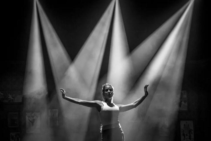 Danielle Winits no palco antes de uma apresentação do musical (Foto: Isabella Pinheiro/Gshow)