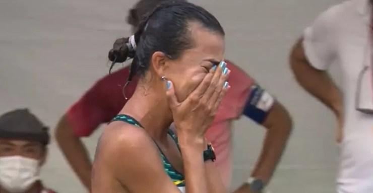 Erica Sena chora após ver medalha escapar — Foto: TV Globo