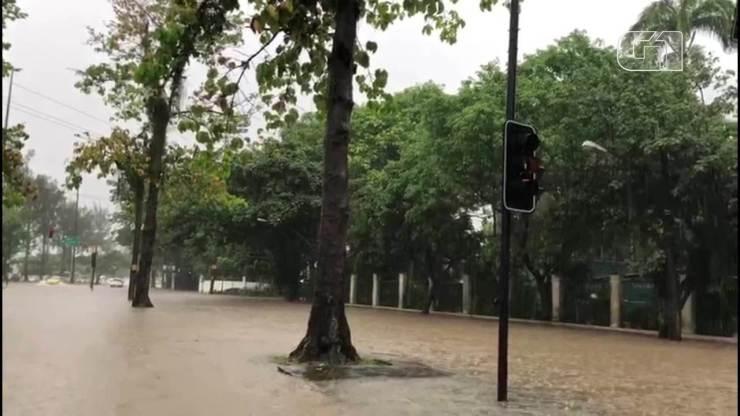Chuva causa alagamentos na Lagoa e Jardim Botânico