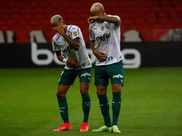 Danilo e Deyverson comemoram o gol do Palmeiras contra o Inter — Foto: Maxi Franzoi/AGIF