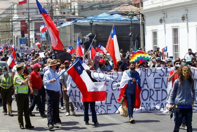 Manifestantes tomaram as ruas de Iquique, cidade a cerca de 2 mil quilômetros da capital Santiago, neste sábado (25) — Foto: REUTERS/Alex Diaz