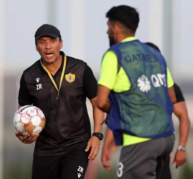 Zé Ricardo comanda treinamento do Qatar SC — Foto: Divulgação
