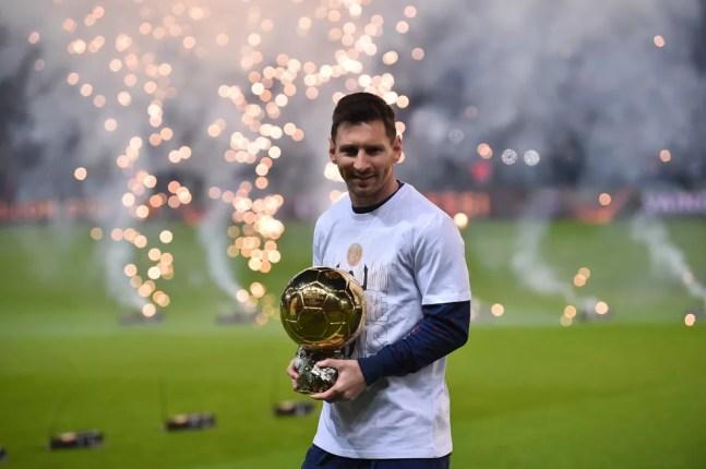Lionel Messi posa com a sua sétima Bola de Ouro da France Football — Foto: Divulgação / Twitter PSG