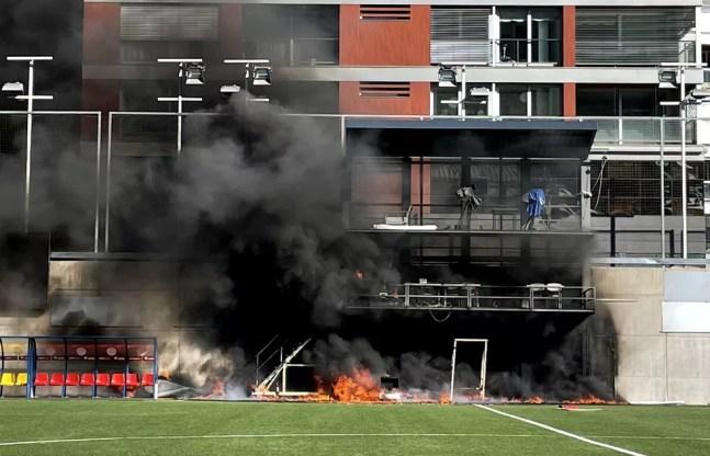 Incêndio atinge Estádio Nacional de Andorra — Foto: Simon Peach/PA Images via Getty Images