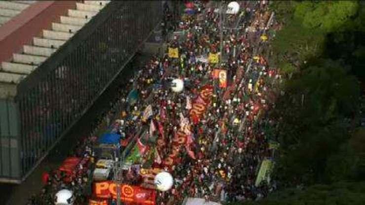 Manifestação contra Bolsonaro em SP ocupa as duas pistas da Avenida Paulista