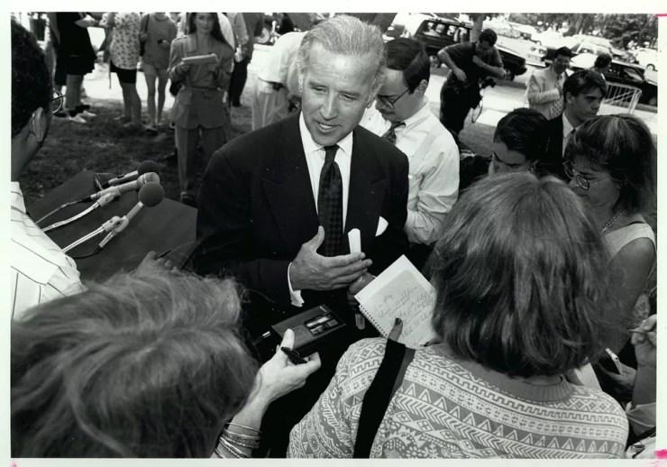 Joe Biden dá entrevista em 1994 — Foto: Divulgação/Biblioteca do Congresso