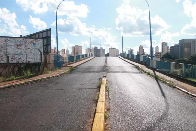 Viaduto vazio em Araraquara após anúncio das medidas restritivas — Foto: Ana Marin/G1