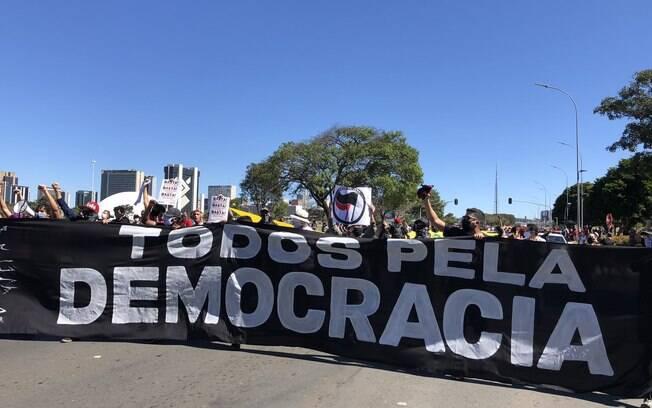 Manifestação em defesa da democracia e contra o racismo segue em clima pacífico na Esplanada