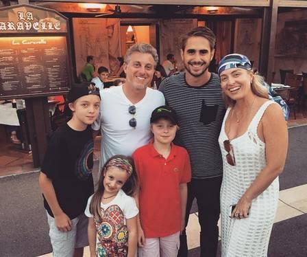Huck e Angélica com os três filhos num restaurante da Itália