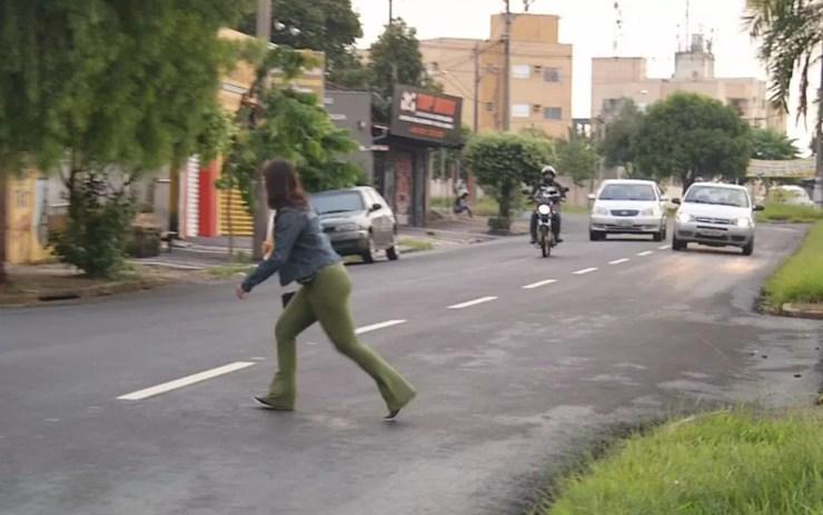 Mulher corre para atravessar avenida em Rio Preto sem faixa de pedestre (Foto: Reprodução/TV TEM)