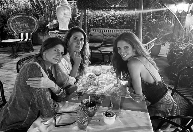 Nathalie Moellhausen ao lado da mãe, Valeria, e da irmã, Nicole — Foto: Arquivo pessoal