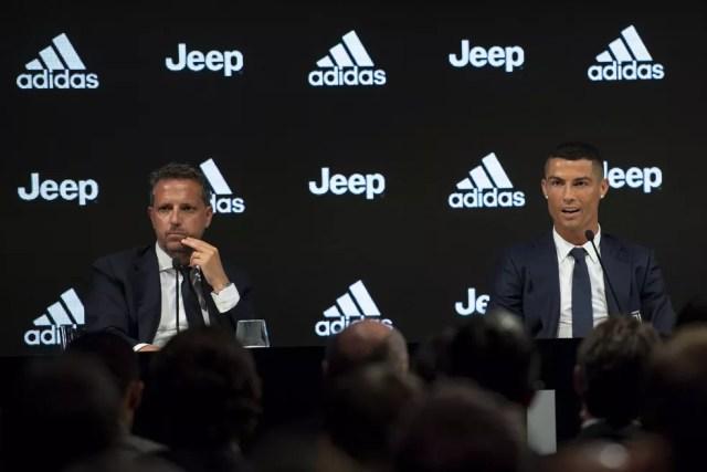 Cristiano Ronaldo ao lado de Fabio Paratici, diretor esportivo da Juventus, em sua apresentação (Foto: Getty Images)