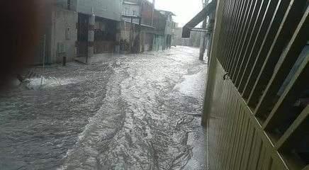 Chuva alaga Travessa Maria Pinto Labiapari, em Itaquera.