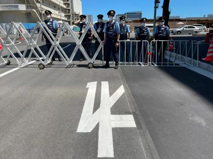Polícia fecha o acesso à pista próxima à Vila Olímpica — Foto: André Gallindo
