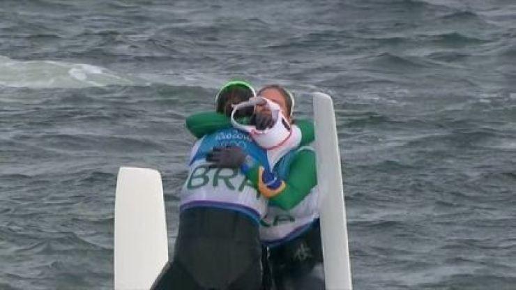 Com virada, brasileiras conquistam medalha de ouro na vela 49er
