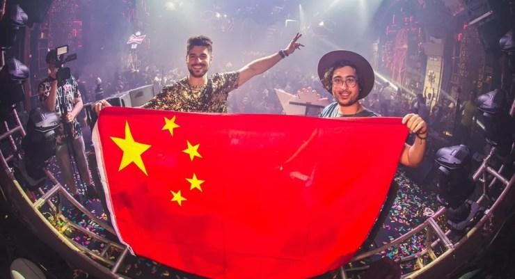Alok e Zeeba, voz do hit 'Hear me now' com a bandeira da China — Foto: Reprodução/Twitter de Alok/Alisson Demetrio