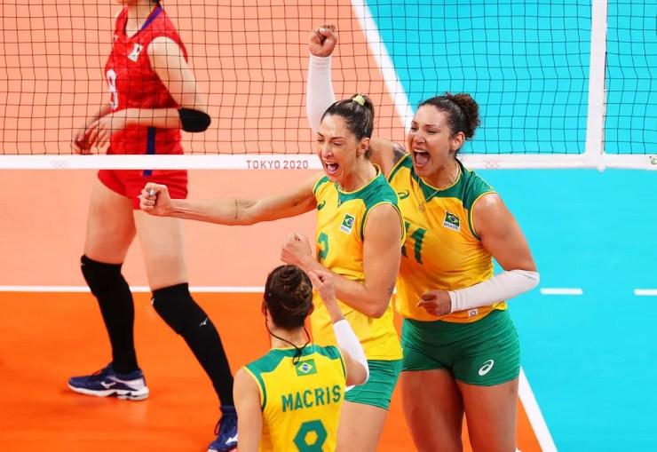 Carol Gattaz comemora ponto do Brasil contra o Japão — Foto: Toru Hanai/Getty Images