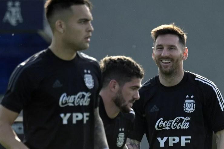 O sorridente Messi, em treino da Argentina: camisa 10 desfalcou o PSG nos últimos dois jogos, mas vai atuar pela seleção contra o Uruguai — Foto: Juan Mabromata/AFP