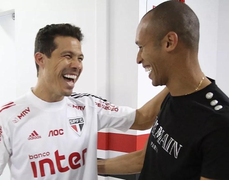 Miranda e Hernanes conversam no CT do São Paulo: os dois foram campeões juntos — Foto: Divugação/São Paulo